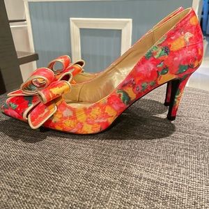 Silver Slipper | Vintage Orchid Floral Pointed Toe Heels With Bow (Size 9m)